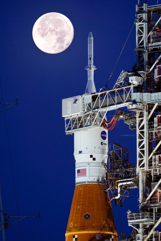 지난 6월 15일(현지시간) 미 플로리다주 케이프커내버럴의 케네디 우주 센터 39B 발사대에 오리온 유인 우주선이 탑재된 아르테미스 로켓 앞에 슈퍼문이 떠 있다.사진=뉴시스