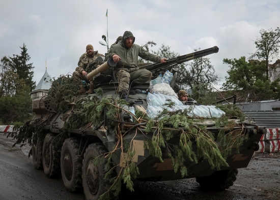 우크라이나 군인들이 돌리야 마을에서 장갑차(APC)를 타고 이동하고 있다. 사진=로이터
