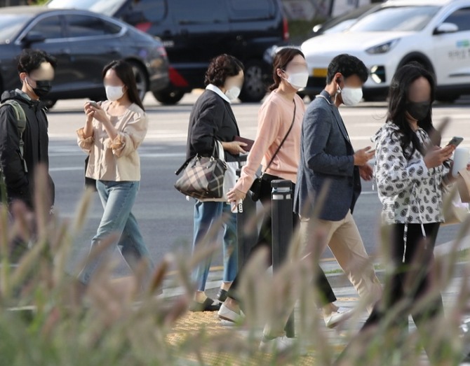 서울 광화문 사거리에서 시민들이 긴팔 옷을 입고 이동하고 있다. [사진=뉴시스]