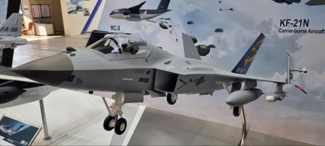 한국항공우주산업(KAI)은 지난 21일 경기도 고양시 일산 킨텍스에서 열린 'DX KOREA 2022'에서 KF-21의 함재기 버전인 KF-21N의 모형을 공개했다. 사진=연합뉴스