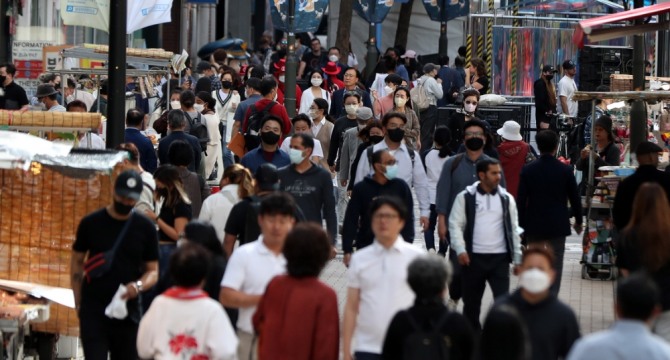 오는 26일부터 실외 마스크 착용 의무가 전면 해제된다. 23일 오후 서울 중구 명동에서 많은 시민 및 외국인 관광객이 거리를 지나고 있다. 사진=뉴시스.