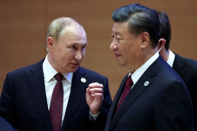 시진핑 중국 국가주석(오른쪽)이 지난 16일(현지시간) 우즈베키스탄 사마르칸트에서 열린 상하이협력기구(SCO) 정상회의에서 블라디미르 푸틴 러시아 대통령과 만나고 있다. 사진=로이터