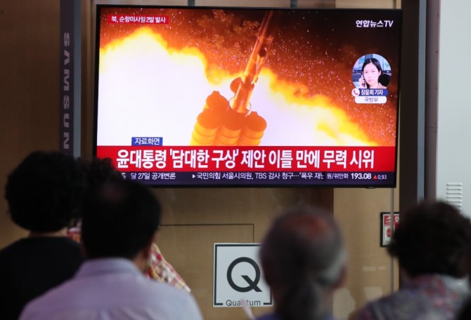 지난 8월17일 오후 서울 중구 서울역 대합실에서 시민들이 북한 순항미사일 발사 관련 뉴스를 시청하고 있다. 사진=뉴시스.