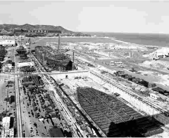 1973년 12월 4일 현대중공업 울산조선소에서 1호선(앞줄)과 2호선이 건조되고 있다. 사진=현대중공업그룹