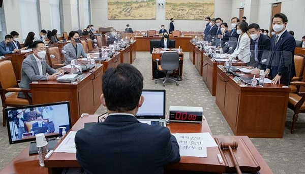 지난 23일 서울 여의도 국회에서 열린 교육위원회 전체회의에서 '2022년도 국정감사 증인 등 출석요구의 건'이 더불어민주당 의원들의 기립표결로 통과되고 있다. 사진=뉴시스