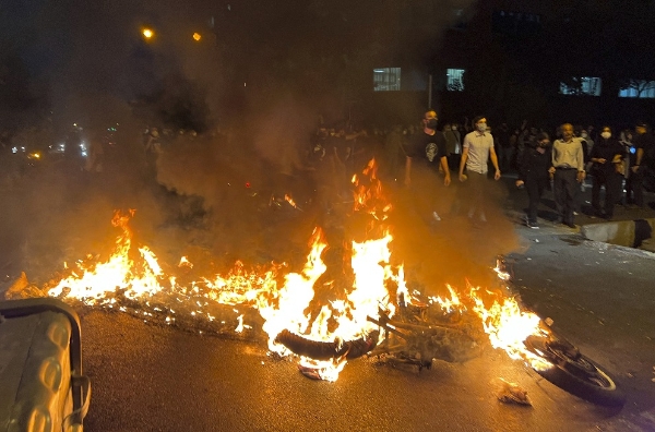 이란 테하란시에서 반정부 시위대가 경찰 오토바이를 불태우고 있다. 사진=AP통신·뉴시스