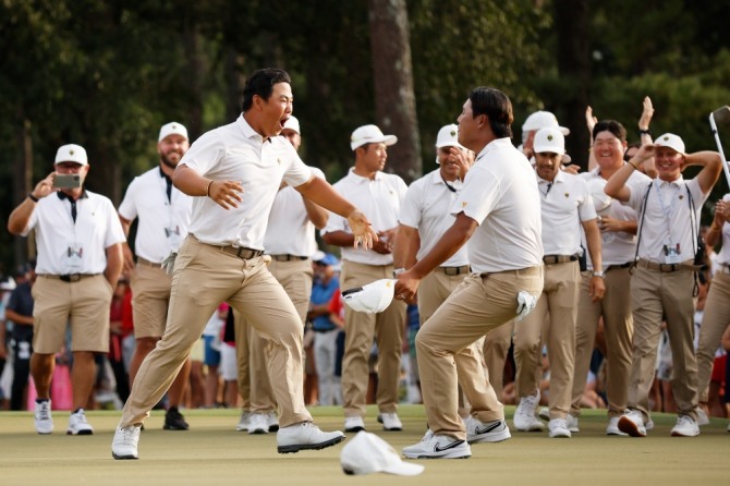 3라운드에서 김주형(왼쪽)이 18번홀에서 우승을 확정하고 나서 한조를 이뤘던 김시우와 기쁨의 환호성을 지르고 있다. 사진=PGA(게티이미지)