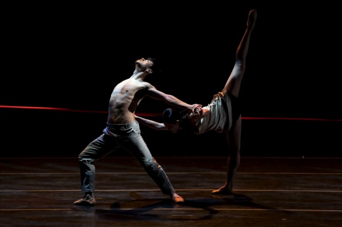 이정민 안무의 '혼선(混線)'