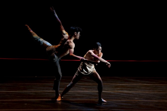 이정민 안무의 '혼선(混線)'