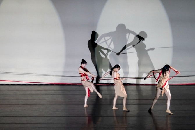 이정민 안무의 '혼선(混線)'