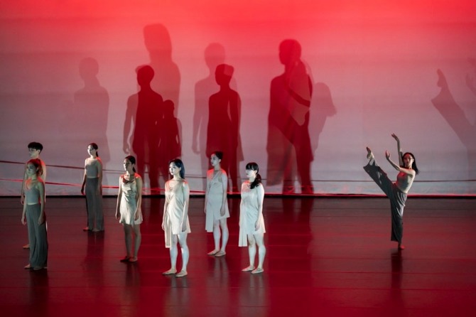 이정민 안무의 '혼선(混線)'