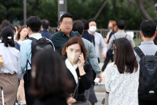실외 마스크 착용 의무가 전면 해제된 26일 오전 서울 종로구 세종대로 인근에서 마스크를 벗은 시민들이 이동하고 있다. 사진=뉴시스