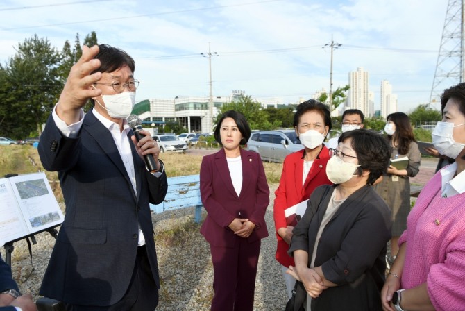 이민근 안산시장은 지난 26일 이진분 안산시의회 부의장, 박은정·황은화 시의원, 이문세 신길동 주민자치회장 등과 함께 신길동 63블럭 민원현장을 방문했다. 사진=안산시