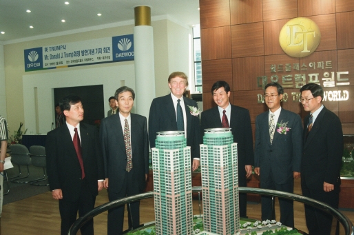 1998년 도널드 트럼프 회장이 여의도트럼프월드1차 모델하우스를 방문하고 있다. 사진=대우건설