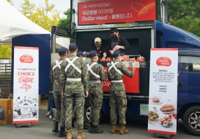 지난 26~27일 충남 계룡대에서 신세계푸드가 국군의 날 행사를 준비하는 군 장병 약 2000명에게 대안육 ‘베러미트’로 만든 올반 찰핫도그 1만개와 브랜드 콜라, 사이다 5000개를 간식으로 제공했다. 사진=신세계푸드