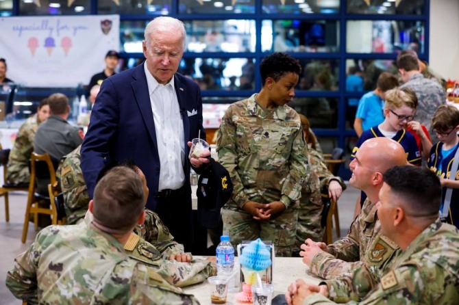 조 바이든 미국 대통령이 지난 5월 22일 한국을 방문해 평택 오산 공군기지에서 주한미군 장병들과 환담하고 있다. 사진=로이터