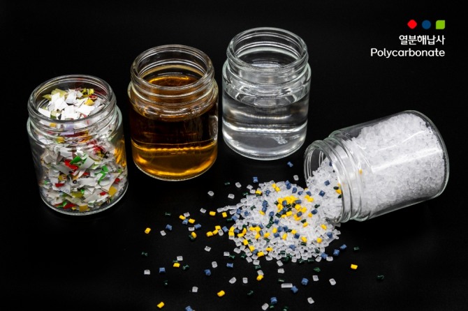 乐天化学利用废塑料制作的热分解油基础石脑油。照片=乐天化学