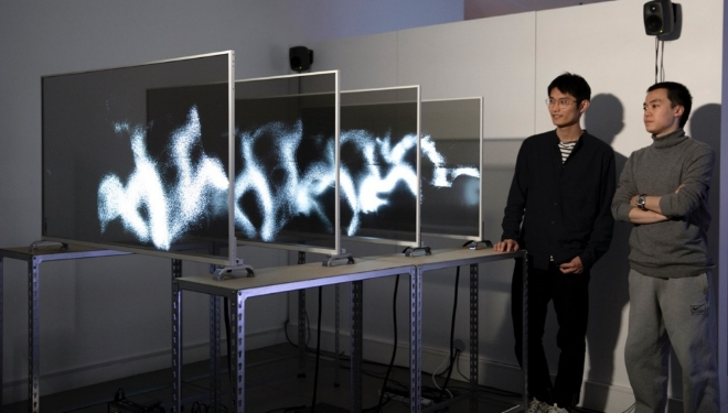 28일(현지시간) 영국 런던에서 열린 디지털아트展 '루미너스(Luminous)에서 관람객들이 LG디스플레이의 투명 OLED 패널 4대를 활용해 만든 작품명 '타임 플럭스(Time-flux)'를 감상하고 있다. 사진=LG디스플레이