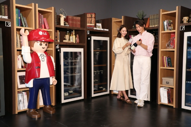 모델이 서울시 서초구에 위치한 어나더바이브 양재천길에서 와인 전면 라벨을 촬영해 와인을 즐기는 데 유용한 정보를 한 번에 확인할 수 있는 LG 디오스 오브제컬렉션 와인셀러의 '와인 큐레이터' 기능을 체험하고 있다. 사진=LG전자