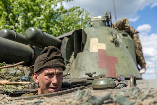 지난 4월 우크라이나 도네츠크 지역의 최전선 도시인 리만에서 우크라이나 군인이 탱크에서 내다보고 있다. 사진=로이터
