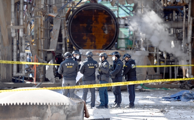 경찰은 지난 2월 11일 오전 전남 여수시 화치동 여수국가산단 내 입주기업 여천NCC공장에서 8명의 사상자가 발생하는 폭발사고에 대해 현장조사를 진행했다. 사진=뉴시스