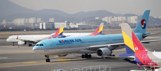 지난 2ㅇ월 9일 오후 서울 강서구 김포국제공항에 대한항공과 아시아나항공 항공기가 주기돼있다. 사진=뉴시스