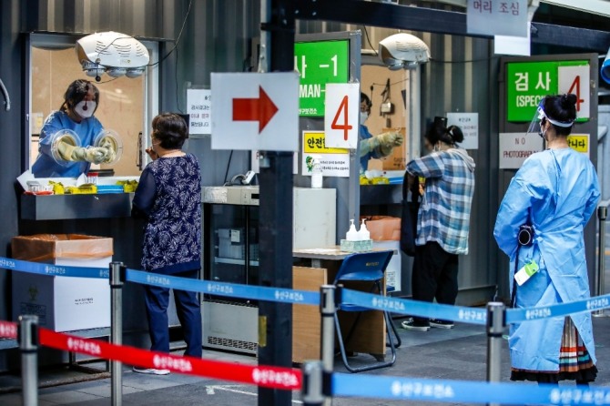 지난달 21일 오전 서울 용산구보건소 선별진료소를 찾은 시민이 코로나19 검사를 받고 있다. 출처=뉴시스.