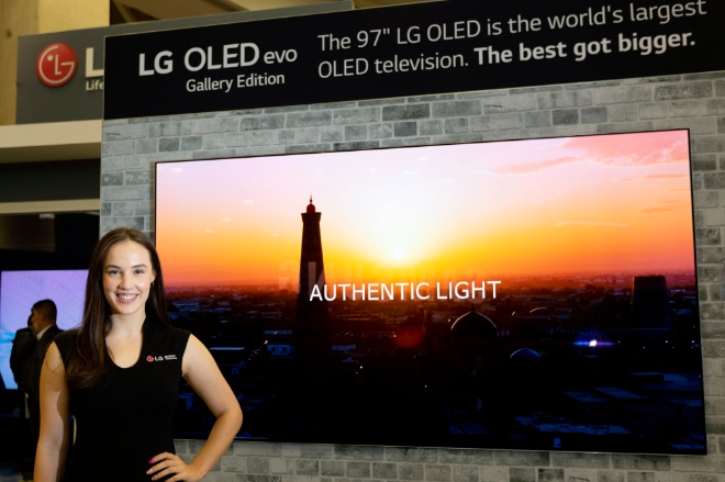 LG전자가 미국 댈러스에서 열린 영상가전 전시회 CEDIA 2022에 참가해 혁신 TV 신제품을 대거 소개했다. LG전자 모델이 최근 북미 시장에 출시된 97형 올레드 TV를 소개하고 있다. 사진=LG전자