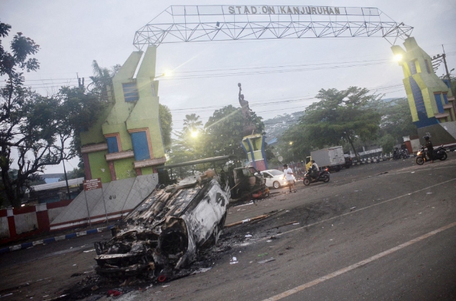 인도네시아 동부 자바에서 1일(현지시간) 밤 열린 축구 경기에서 팬들의 난동으로 최소 127명이 사망했다. 사진은 사고가 발생한 구장 출입구. 한 차량이 불에 타 전복돼 있다. 사진=연합뉴스