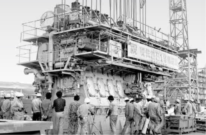1979년 8월 30일 현대엔진이 개발한 국산 선박용 엔진 1호기가 신한해운이 발주한 2만5000DWT급 벌크캐리어 ‘해정(海貞)’호에 탑재되고 있다. 사진=현대중공업