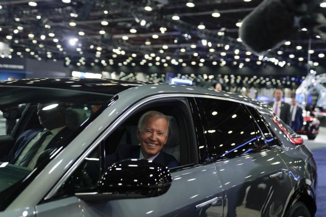 조 바이든 미국 대통령이 9월 14일(현지시간) 디트로이트 오토쇼에서 전기차 캐딜락 리릭 운전석에 앉아보고 있다