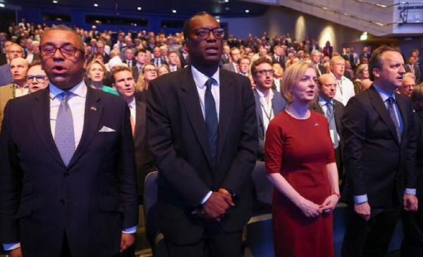 2일(현지시간) 잉글랜드 버밍헝에서 열린 영국 보수당 당대회에 참가한 리즈 트러스 영국 총리(앞줄 왼쪽 세 번째)와 각료들. 사진=로이터