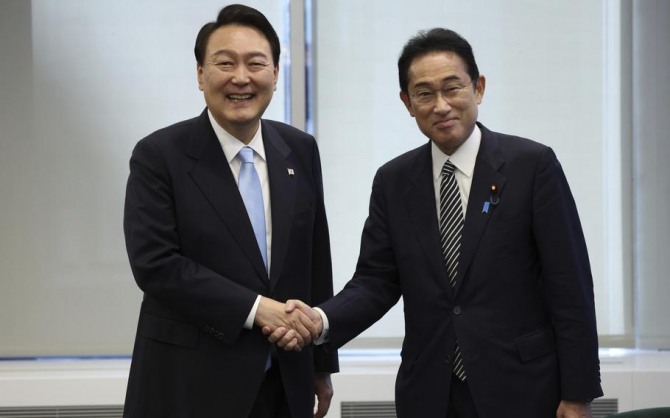 윤석열 대통령과 기시다 후미오 일본 총리. 사진=AP/뉴시스