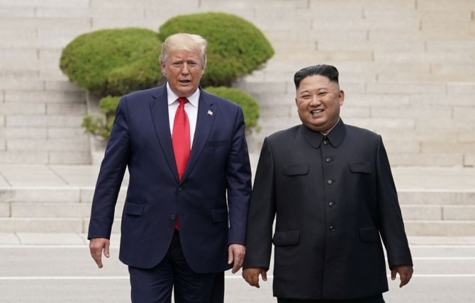 도널드 트럼프 당시 미국 대통령과 김정은 북한 국무위원장이 2019년 6월 30일 판문점 앞에서 나란히 걷고 있다. 사진=로이터