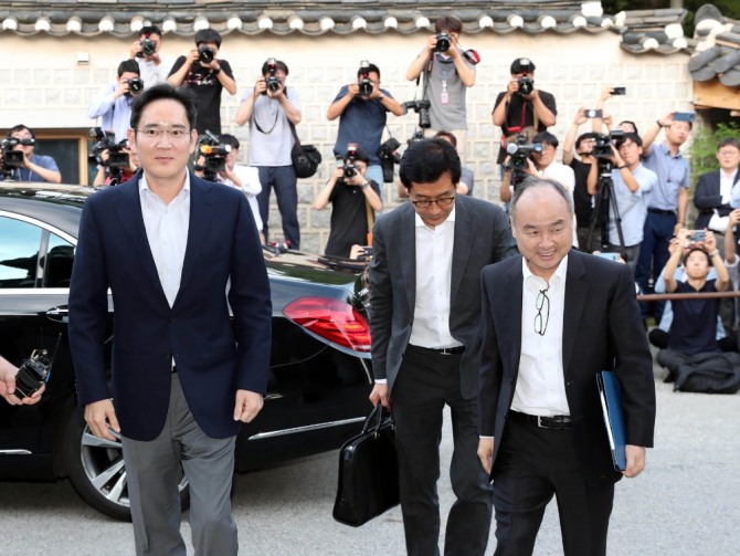 Samsung Electronics Vice Chairman Lee Jae-yong(left) and Softbank Group Chairman Son Jeong-eui(right). Photo=NEWSIS