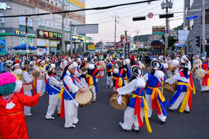 ‘제56회 여수거북선축제’가 30일 종포해양공원 일원에서 화려한 막을 올렸다. / 전남 여수시=제공