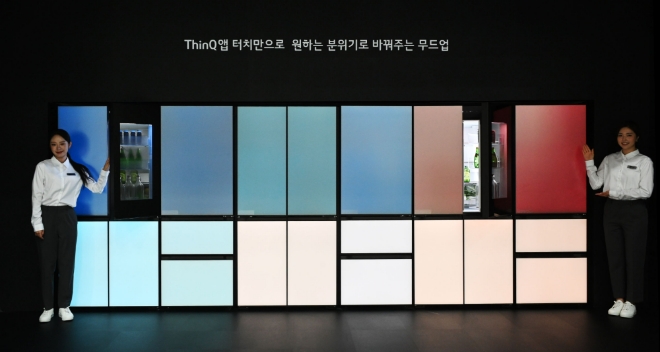 4일부터 7일까지 서울 코엑스에서 개최되는 'KES 2022(한국전자전)'에서 모델들이 LG 디오스 오브제컬렉션 무드업(MoodUp)을 선보이고 있다. 사진=LG전자