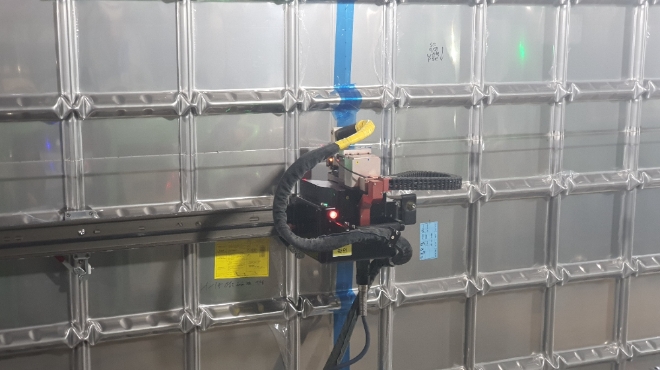 현대삼호중공업은 지난 9월28일 자체 개발한 LNG화물창 용접로봇을 공개했다. 용접로봇은 LNG화물창 내 스테인리스 주름판을 플라즈마아크용접을 통해 연결해 LNG화물창의 기밀성을 높여준다. 사진=영암 서종열 기자