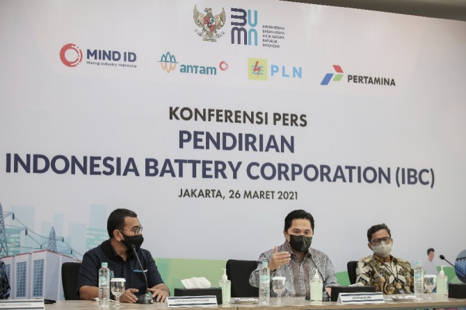 인도네시아 배터리 코퍼레이션이 글로벌 배터리 기업을 유치한 후 기자회견을 갖고 있다.