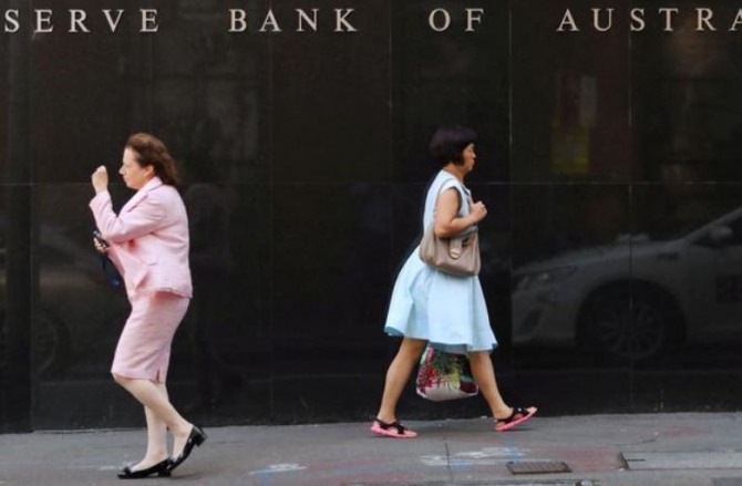 두 호주여성이 호주 시드니의 호주중앙은행 본부 앞으로 지나가고 있다. 사진=로이터