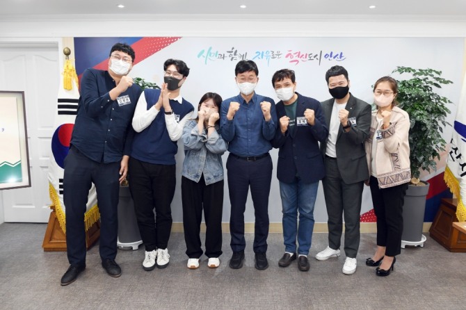 이민근 안산시장은 청년창업인큐베이팅 공간인 ‘청년큐브’ 입주 창업자들과 간담회를 갖고 다양한 지원방안을 논의했다. 사진=안산시