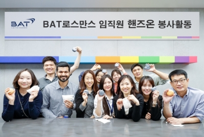 BAT로스만스가 지난 4일 서울 중구 을지로 본사에서 핸즈온 봉사활동을 진행했다. 김은지 BAT로스만스 대표(오른쪽에서 세번째). 사진=BAT로스만스
