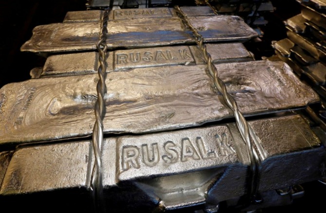 러시아의 한 알루미늄 용광로 공장 창고에 쌓여 있는 알루미늄 잉곳. 사진=로이터