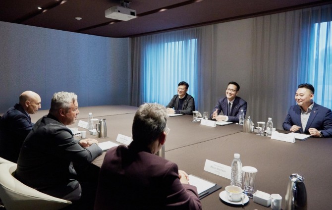 김동선 신사업전략실장(가운데)이 파이브가이즈 인터내셔널 측과 국내 사업에 대해 논의하고 있다. 사진=갤러리아