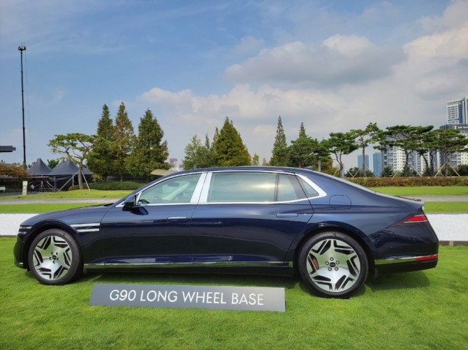 클럽하우스 앞에 전시된 제네시스 G90
