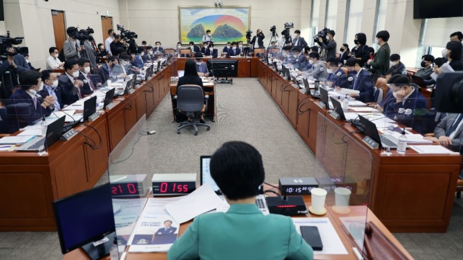 6일 국회에서 정무위원회의 금융위원회 국정감사가 열리고 있다. 사진=연합뉴스