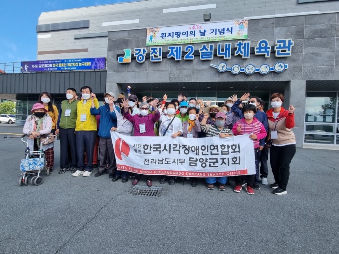 담양군은 6일 강진군 제2실내체육관에서 열린 ‘제43회 흰지팡이의 날’ 기념식에  시각장애인 및 안내자를 포함 50여 명이 참석했다고 밝혔다. / 전남 담양군=제공