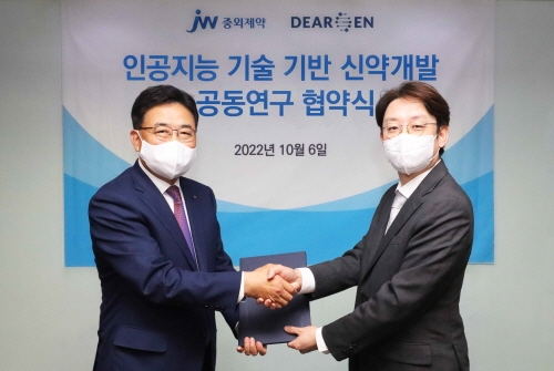 신영섭 JW중외제약 대표(사진 왼쪽)와 강길수 디어젠 대표가 기념촬영을 하고 있다. 사진=JW중외제약.