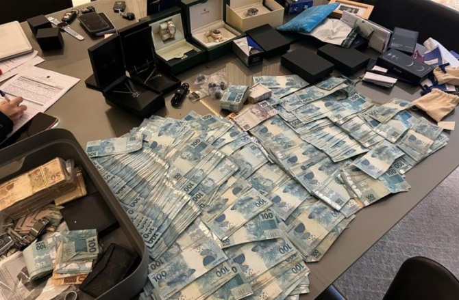 A Polícia Federal brasileira e a Inteligência de Segurança Interna (HSI) dos EUA iniciaram uma investigação conjunta no dia 6 sobre suposta fraude e desvio de R$ 4 bilhões de cidadãos de pelo menos 10 países. Criptomoeda Ponzi Fraud Group capturado Foto = redação da Agência de Imigração e Alfândega dos EUA