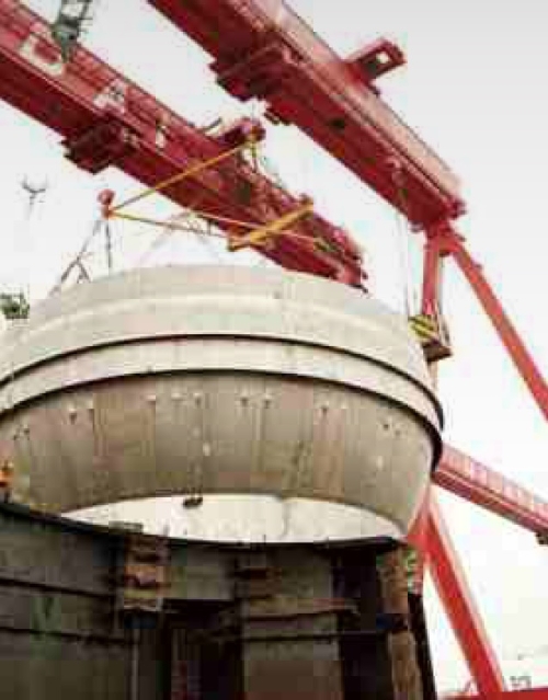 1992년 8월 현대중공업 울산조선소에서 건조하고 있는 LNG운반선 1호선에 구형 탱크가 탑재되고 있다. 사진=현대중공업
